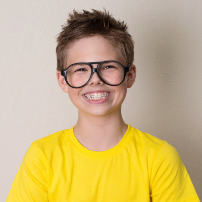 zahnspange_jungeblond_gelbesshirt_brille