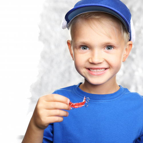 herausnehmbare_zahnspange_klein_junge_blond_blauemuetze_blaushirt